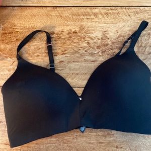 Black wireless bra